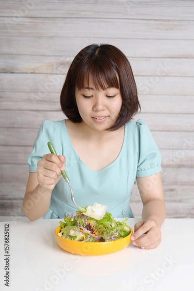 Fototapeta サラダを食べる女性