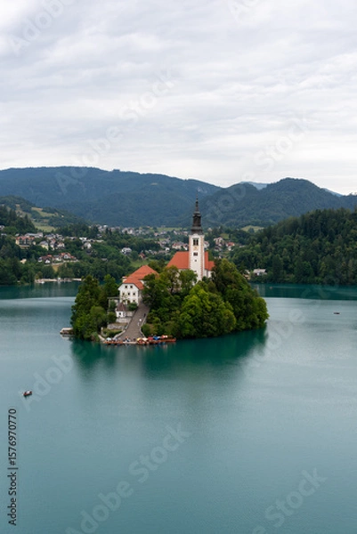 Fototapeta Der Bleder See im Nordwesten Sloweniens mit der bekannten Inselkirche Mariä Himmelfahrt, Bled, Region Oberkrain (Gorenjska), Slowenien