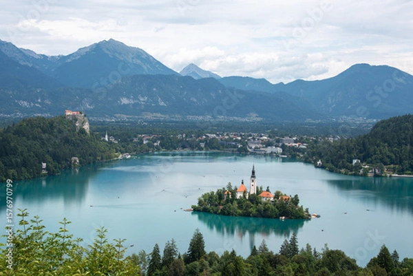 Fototapeta Der Bleder See im Nordwesten Sloweniens mit der bekannten Inselkirche Mariä Himmelfahrt, Bled, Region Oberkrain (Gorenjska), Slowenien