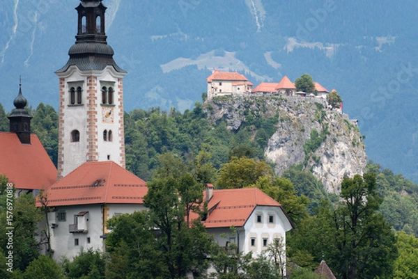 Fototapeta Der Bleder See im Nordwesten Sloweniens mit der bekannten Inselkirche Mariä Himmelfahrt, Bled, Region Oberkrain (Gorenjska), Slowenien