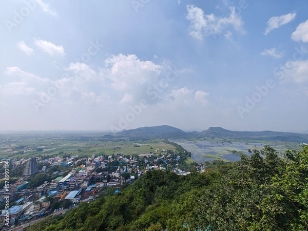 Fototapeta A spiritually resonant view of Thirukazhukundram, Tamil Nadu, India, capturing both the hilltop Vedagiriswarar Temple and the ancient foothill temple complex. The hill temple, dedicated to Lord Shiva,