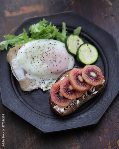 Obraz 卵とパンのシンプルな朝食