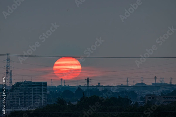 Obraz たなびく朝もやに昇る日の出の太陽
