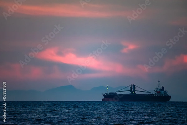 Obraz 朝焼けの染まる空と海と船と遠くの山影20220702-1