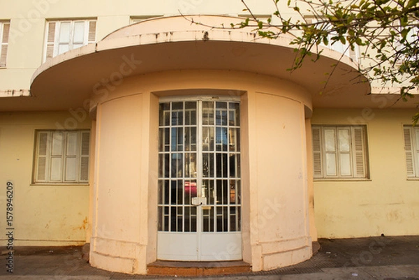 Fototapeta Detalhe da fachada da entrada principal do Grande Hotel de Goiânia. Arquitetura no estilo Art Deco.