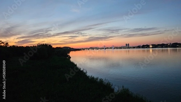 Obraz 양화대교를 중심으로 서울 한강에 비친 붉은 노을과 도시의 불빛