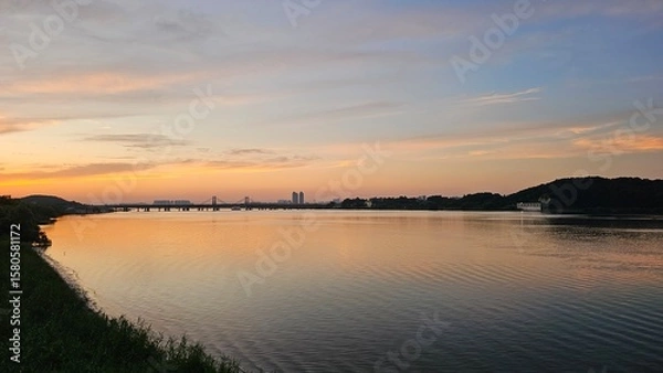 Obraz 양화대교를 중심으로 서울 한강에 비친 붉은 노을과 도시의 불빛