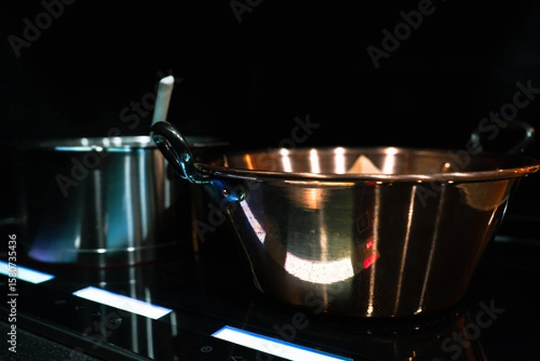 Fototapeta 間接照明と黒を基調としたスタイリッシュなシステムキッチン、食器洗い機とシンク、ihクッキングヒーター