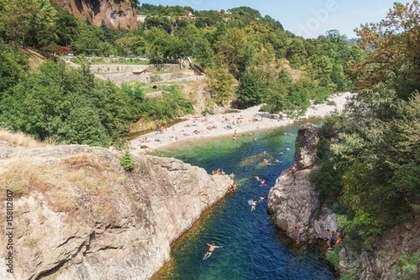 Fototapeta swimmers in the river Ardeche near the devil s bridge