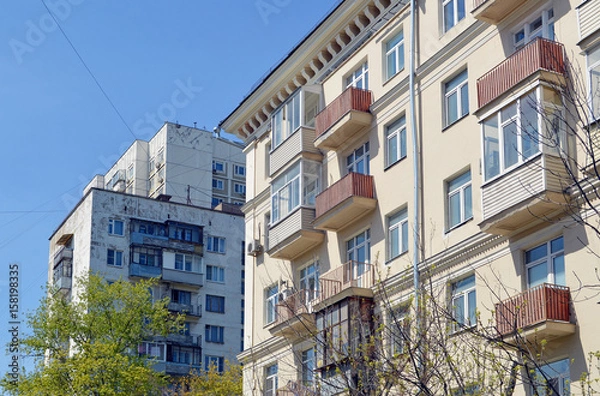 Obraz Двенадцатиэтажный блочный жилой дом и шестиэтажный кирпичный жилой дом в Москве