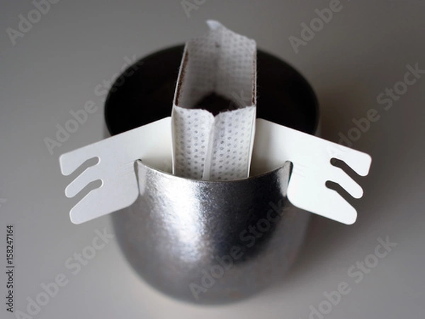 Obraz 金属カップとドリップ式インスタントコーヒー