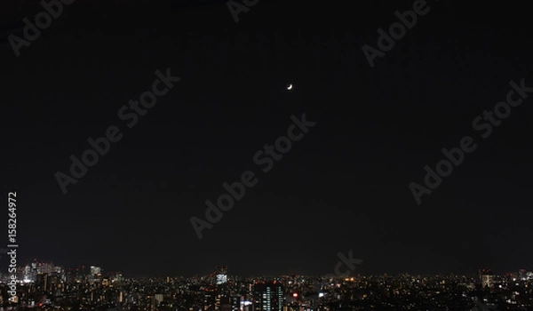 Obraz 夜空に見える月・日本の東京都市景観（左側に新宿の高層ビル群）