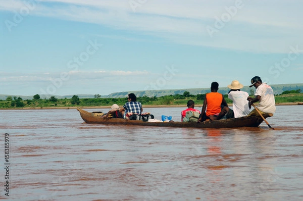 Fototapeta Rameurs sur une pirogue - 3