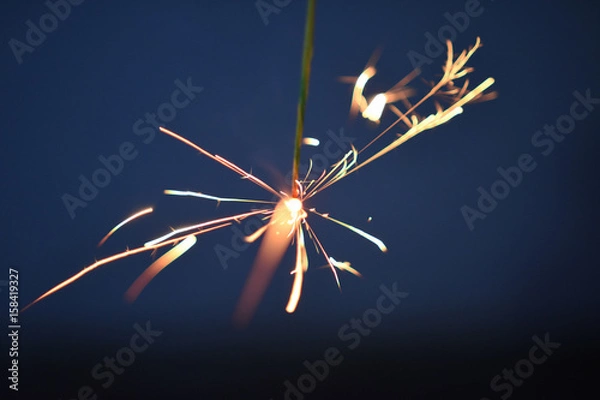 Obraz 夏の思い出、線香花火／夏といえば花火。中でも線香花火は長く楽しめる。見つめていると様々な思いがよぎるのもこの花火の特徴としてイメージ撮影した。