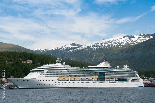 Obraz Cruise ship sailing in Alaska