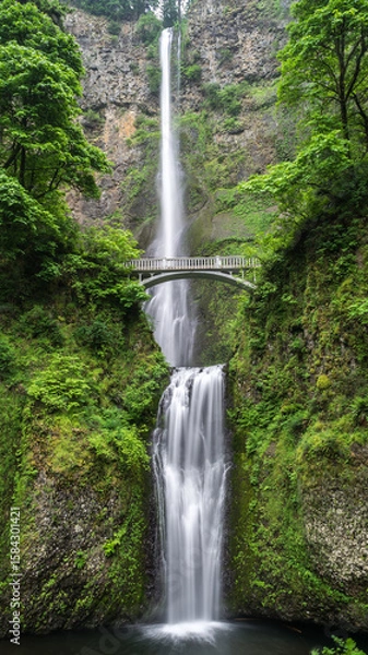 Fototapeta Multnomah Falls with Benson Bridge in Lush Green Forest, Oregon