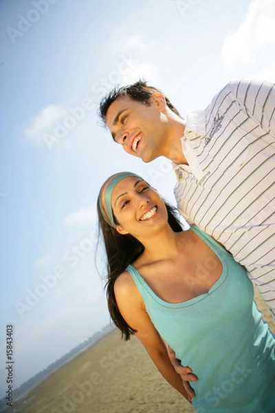 Obraz homme et femme souriants en se baladant à la plage