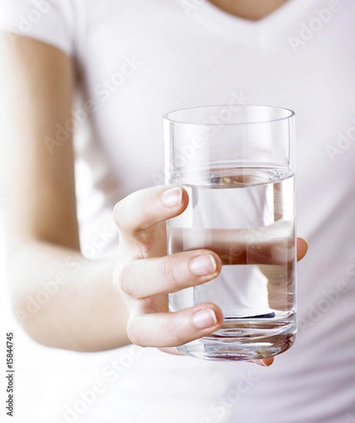 Obraz main tenant un verre d'eau