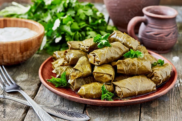 Fototapeta Dolma (tolma, sarma) - faszerowane liście winogron ryżem i mięsem. Tradycyjna kuchnia kaukaska, osmańska, turecka i grecka