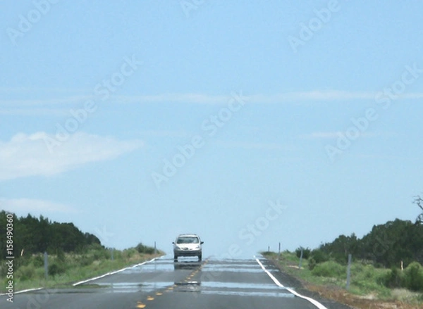 Obraz Mirage na autostradzie z samochodem w upalny dzień pustyni w lipcu w Arizonie w Stanach Zjednoczonych.