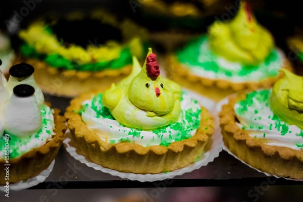 Obraz a little cake with cream and tartlet
