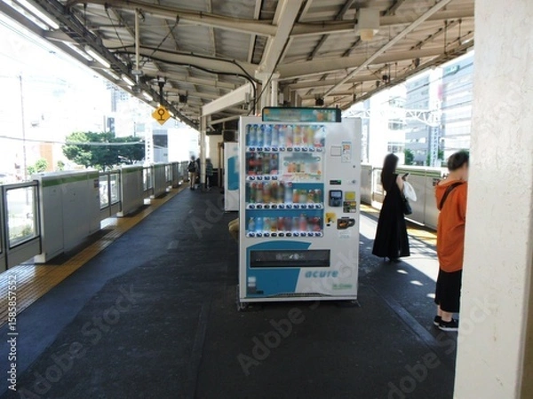 Obraz 鉄道駅ホーム上の自動販売機