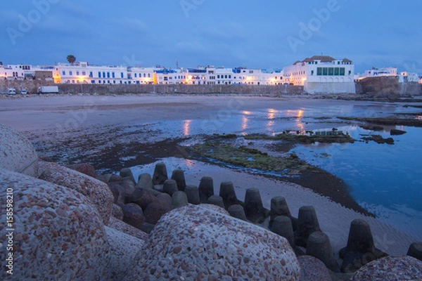 Fototapeta Strand vor Asilah mit Blick auf Festung