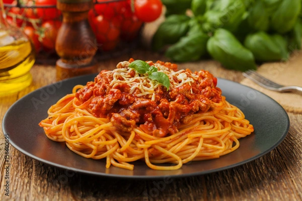 Obraz Pyszne spaghetti podawane na czarnym talerzu