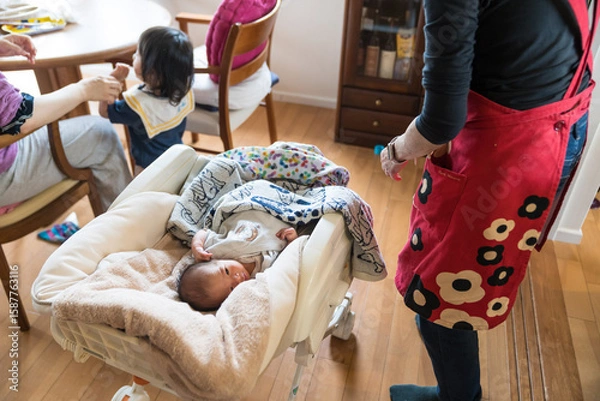 Obraz 自宅のベビーチェアで寝る日本人の乳幼児と家族
