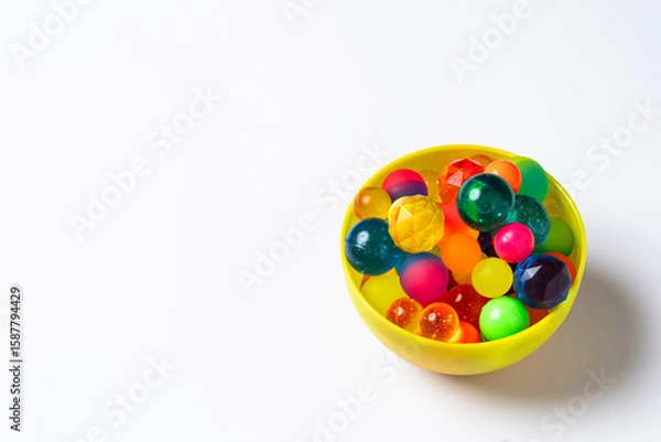 Obraz カップに入ったカラフルなスーパーボール