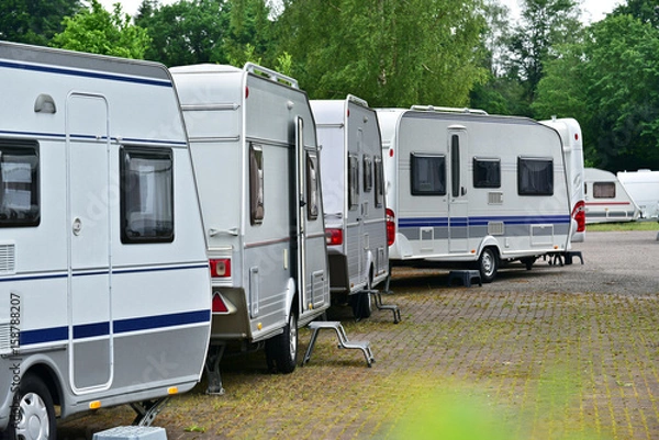 Fototapeta Nowe przyczepy turystyczne zaparkowane w rzędzie na parkingu handlowym przyczep turystycznych