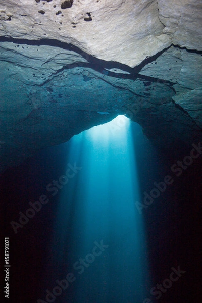 Obraz sunlight through kilsbys cave