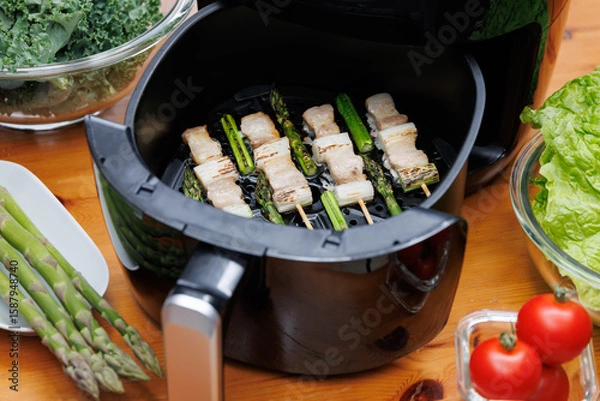 Fototapeta エアフライヤーで調理中の豚バラ串