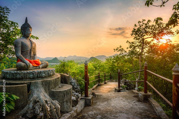 Fototapeta Piękno kultury azjatyckiej. Posągi Buddy na szczycie góry.