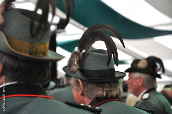 Obraz Drei Schützenköpfe mit Hut, von hinten auf dem Schützenfest