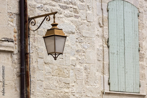 Fototapeta Hausfassade mit Laterne in der Kleinstadt Uzes, Südfrankreich