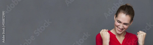 Obraz energiczna piękna dziewczyna śmiejąca się z ekstatycznych osiągnięć, szara kopia przestrzeń