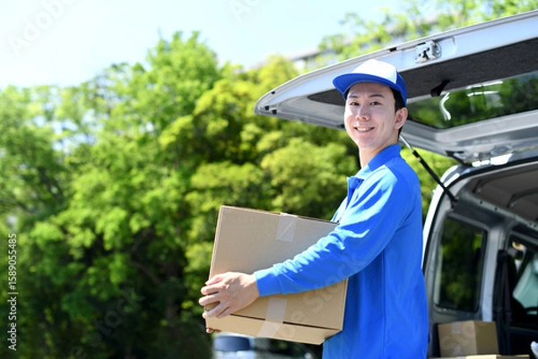 Obraz 荷物を運ぶアジア人の男性の配達スタッフ