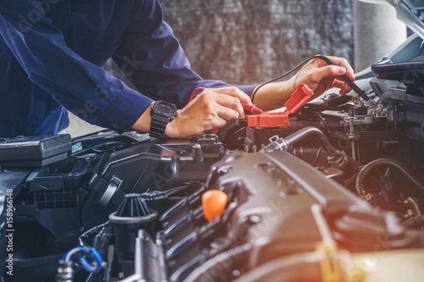 Fototapeta Ręce mechanika samochodowego pracującego w serwisie auto naprawy.