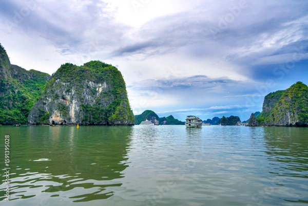 Fototapeta Amazing view of geological wonders of limestone islands in Halong bay in summer, Quang Ninh, Vietnam