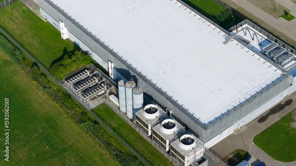 Obraz data center, cloud services, industrial scale, processing storage adn data infrastructure.