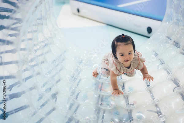 Obraz 遊具の中で遊ぶ笑顔の幼児、楽しく学べる室内知育アクティビティ