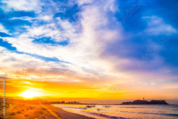 Obraz 江ノ島の朝日とサーファー