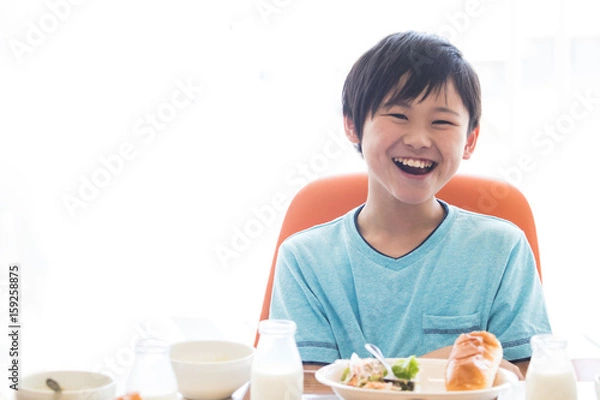 Fototapeta 給食を食べる小学生