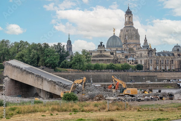Fototapeta Abriß der eingestürzten Karola Brücke über die Elbe in Dresden, stand 15.07.2025