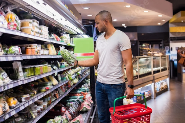 Fototapeta Mężczyzna w supermarkecie