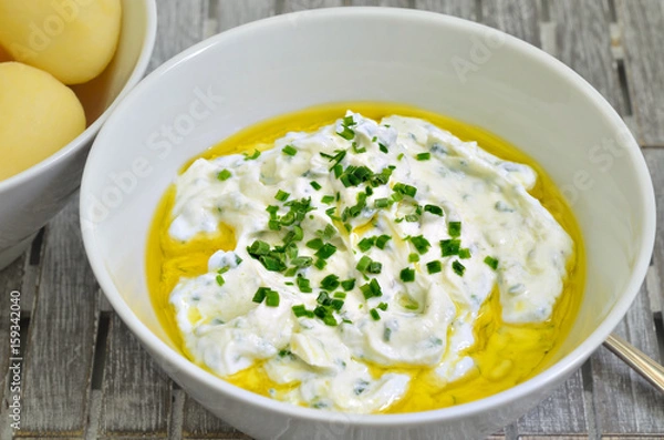 Obraz Pellkartoffeln mit Quark und Leinöl / zwei Schüsseln mit Pellkartoffeln, Quark und Leinöl, Makro, Nahaufnahme, Format füllend