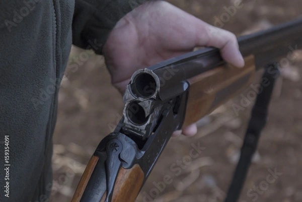 Obraz hunter loading his shotgun
