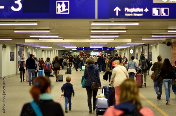 Obraz Menschenmenge mit Koffern läuft in zu Flughafen