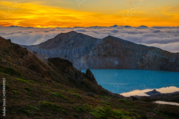 Fototapeta 群馬県草津町　朝焼けの草津白根山の湯釜